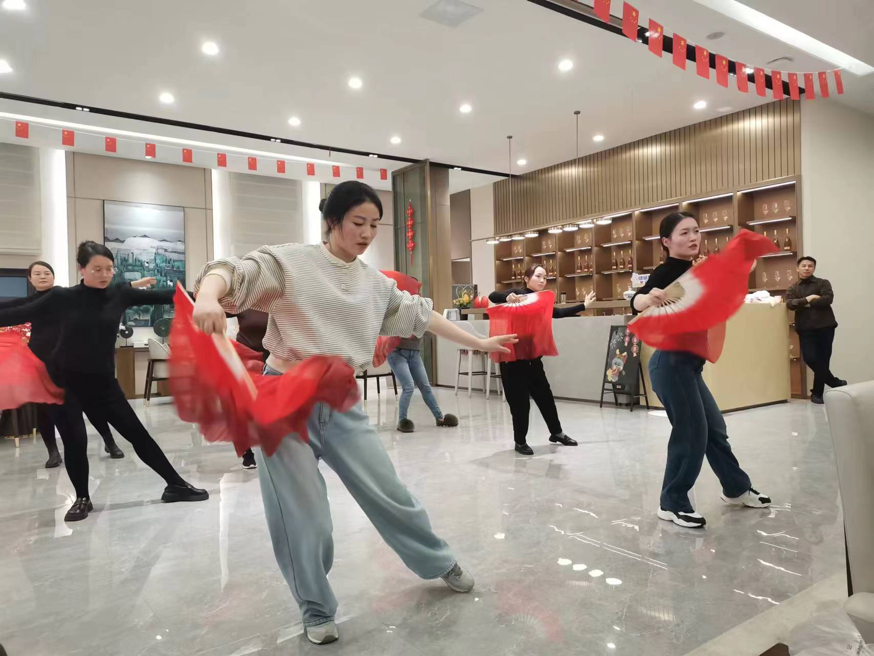 地产集团全力做好年会彩排