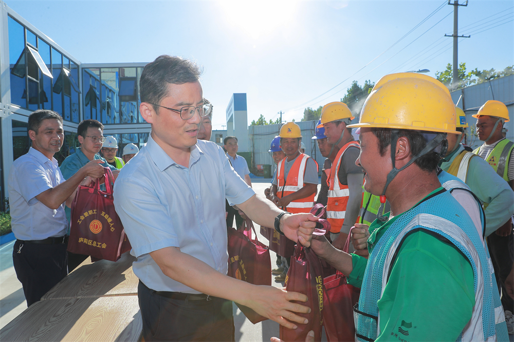 合肥市庐阳区委书记高强一行看望慰问奋战在高温一线的集团员工