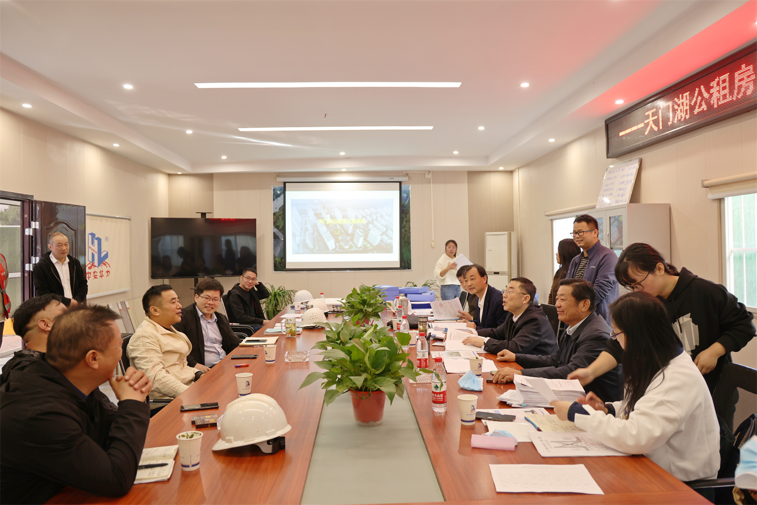 安徽省建设行业质量与安全协会会长陈幼年一行到天门湖公租房三期项目检查指导