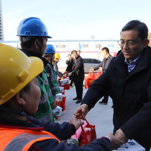 合肥市庐阳区委书记高强一行慰问安庆路第三小学荷塘路校区项目一线工人