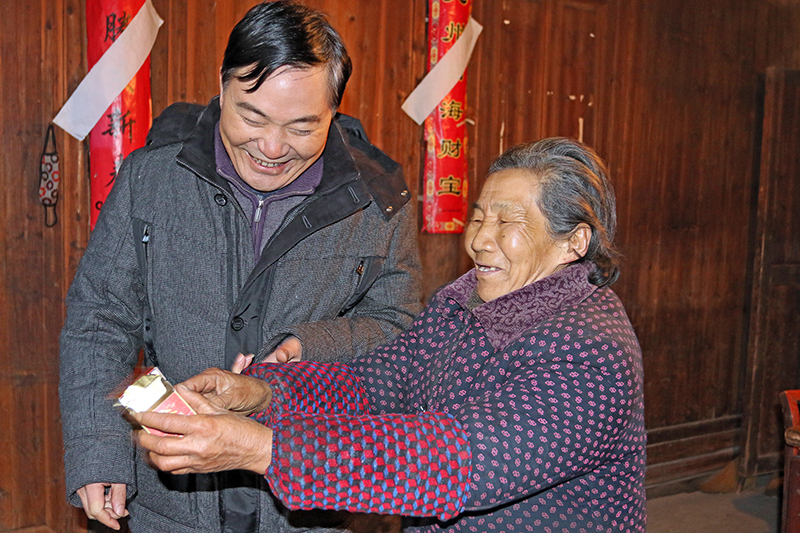 华力黄山分公司与当地公共资源管理局 开展困难群众走访慰问